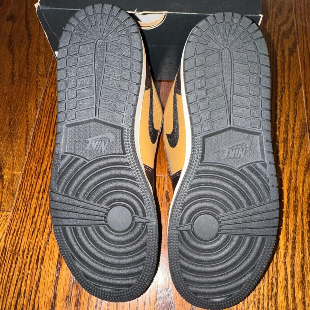 Nike Air Jordan 1 Low SE Flax/Black-Baroque Brown - Picture 4 of 7